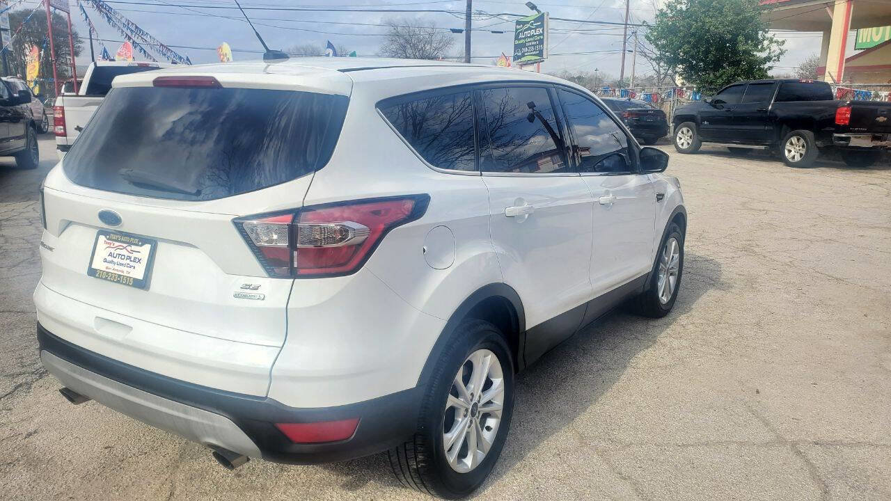Used 2017 Ford Escape SE FWD image 3