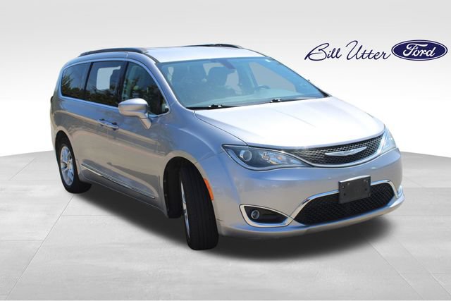 Used 2017 Chrysler Pacifica Touring-L w/ Tire & Wheel Group FWD image 3