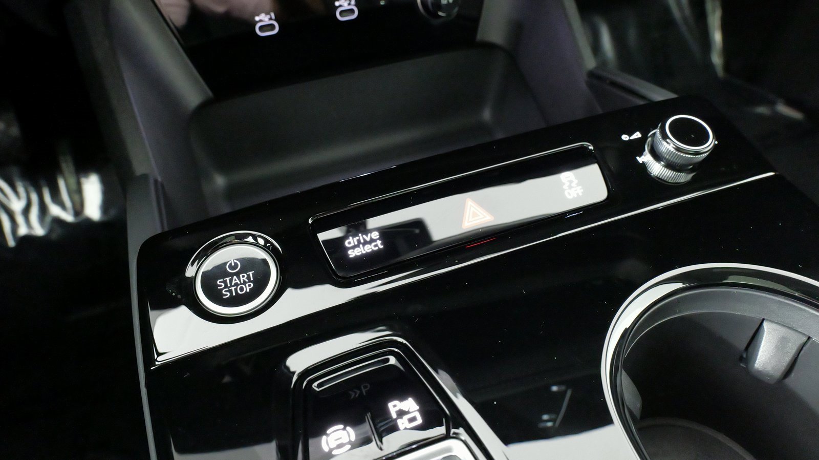 Used 2025 Audi Q6 e-tron Premium image 64