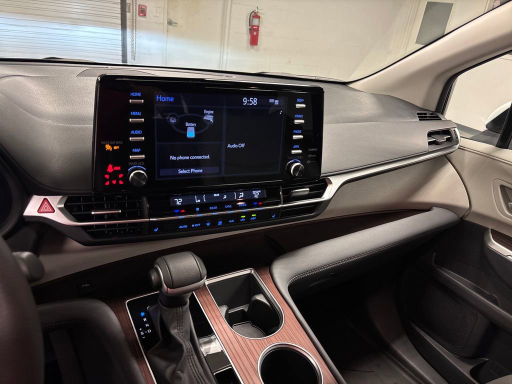 Used 2024 Toyota Sienna XLE FWD image 35