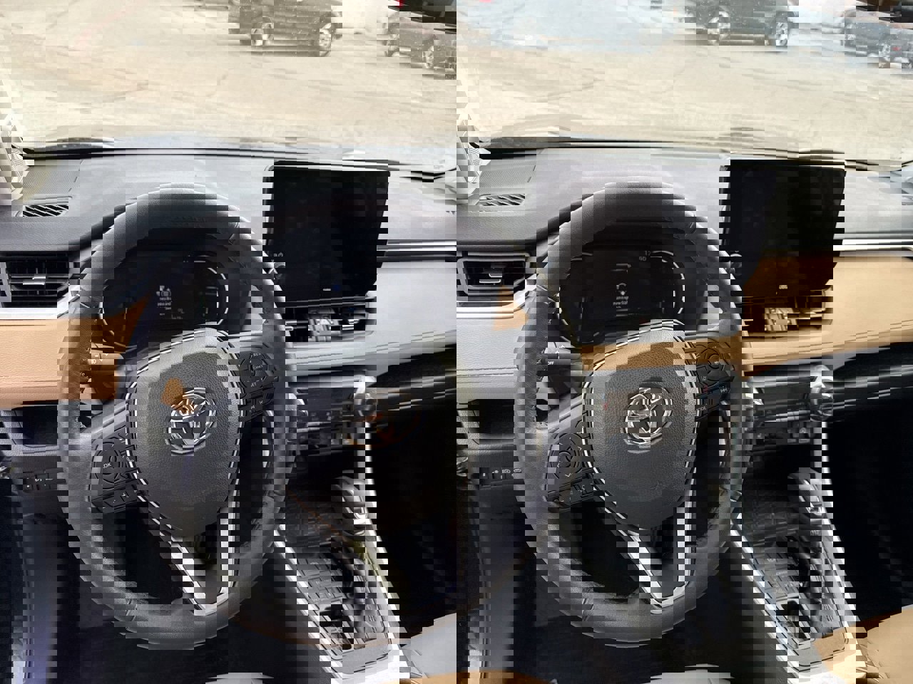 Used 2023 Toyota RAV4 XLE Premium image 11