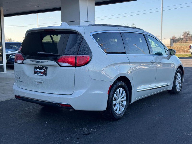 Used 2017 Chrysler Pacifica Touring-L image 4