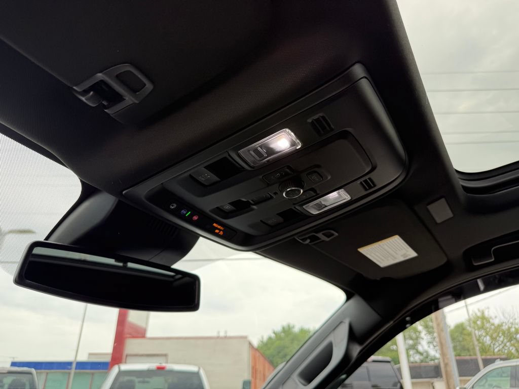 Used 2025 GMC Yukon Denali w/ Sun & Power Step Package AWD/4WD image 20