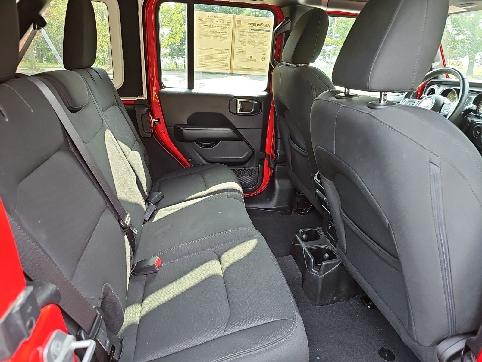 Used 2018 Jeep Wrangler Unlimited Sahara AWD/4WD image 15
