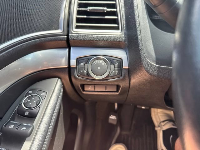 Used 2017 Ford Explorer XLT w/ Equipment Group 202A AWD/4WD image 27