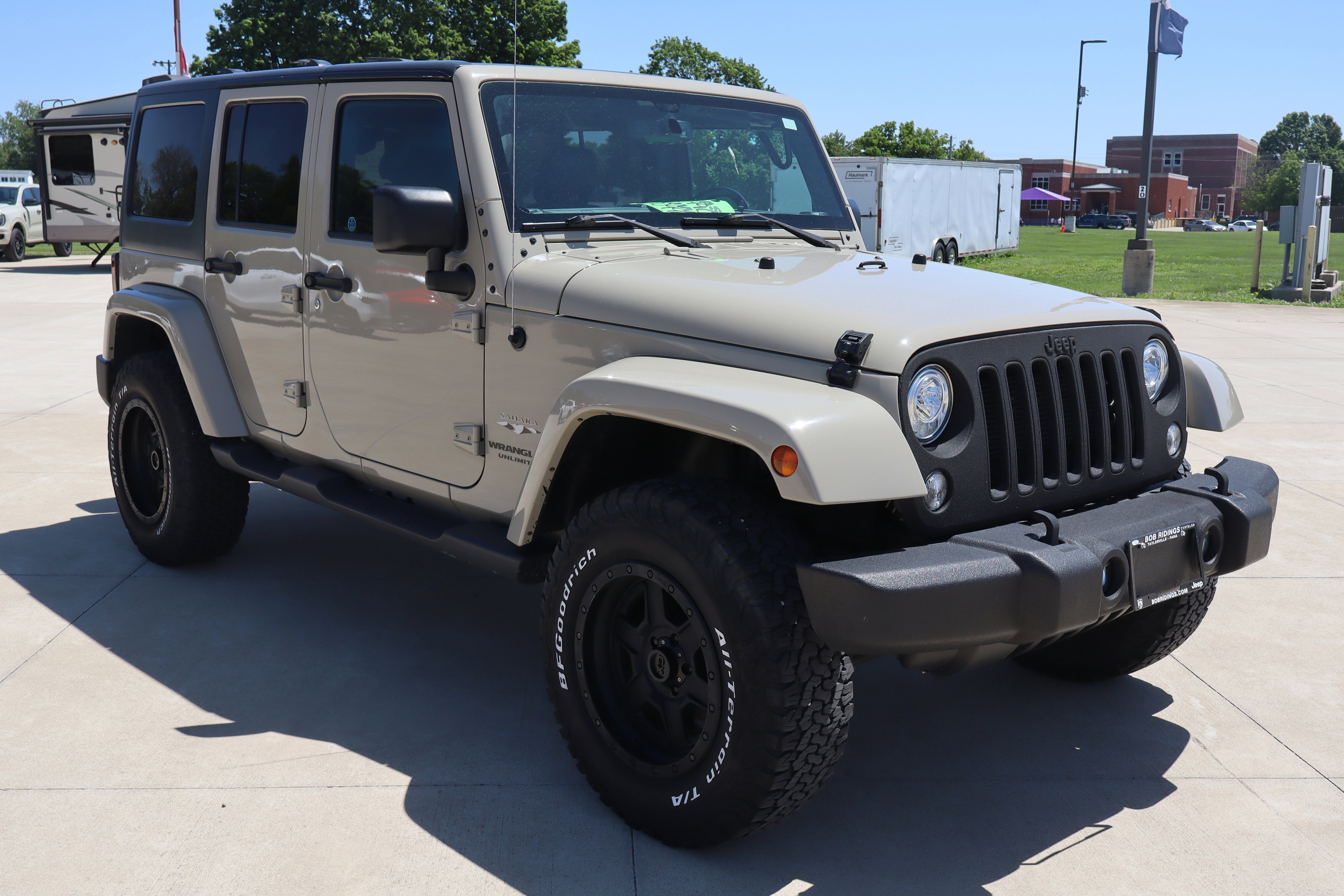 Used 2017 Jeep Wrangler Unlimited Sahara w/ Connectivity Group AWD/4WD image 3