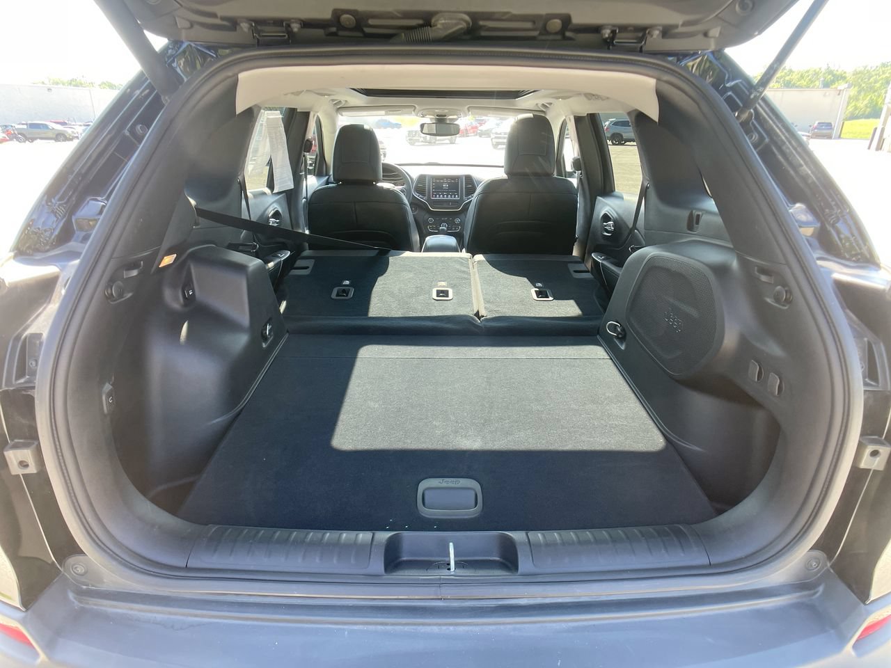 Used 2022 Jeep Cherokee Latitude Lux w/ Sun & Sound Group AWD/4WD image 26
