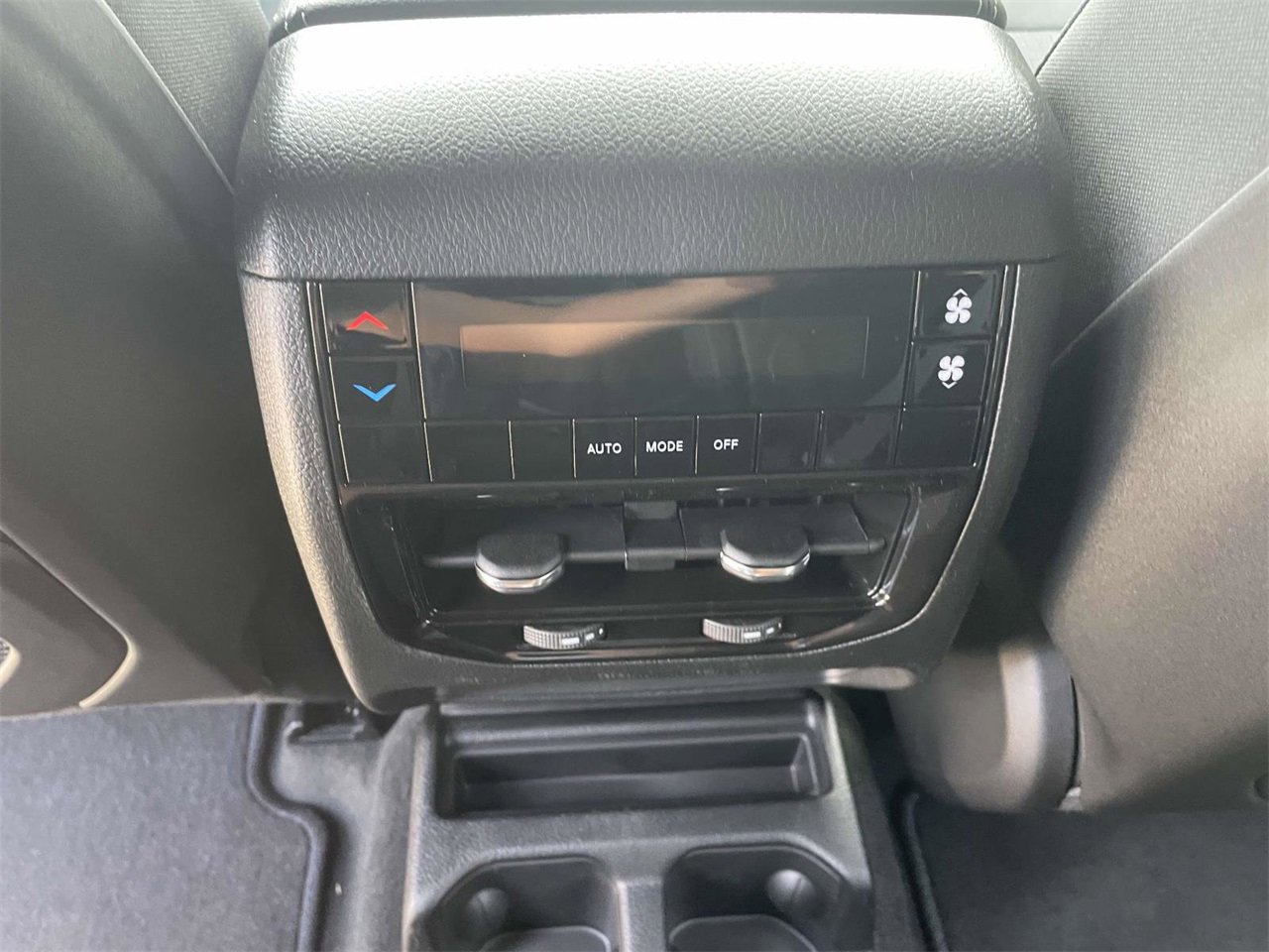 New 2025 Jeep Grand Cherokee L Laredo image 30