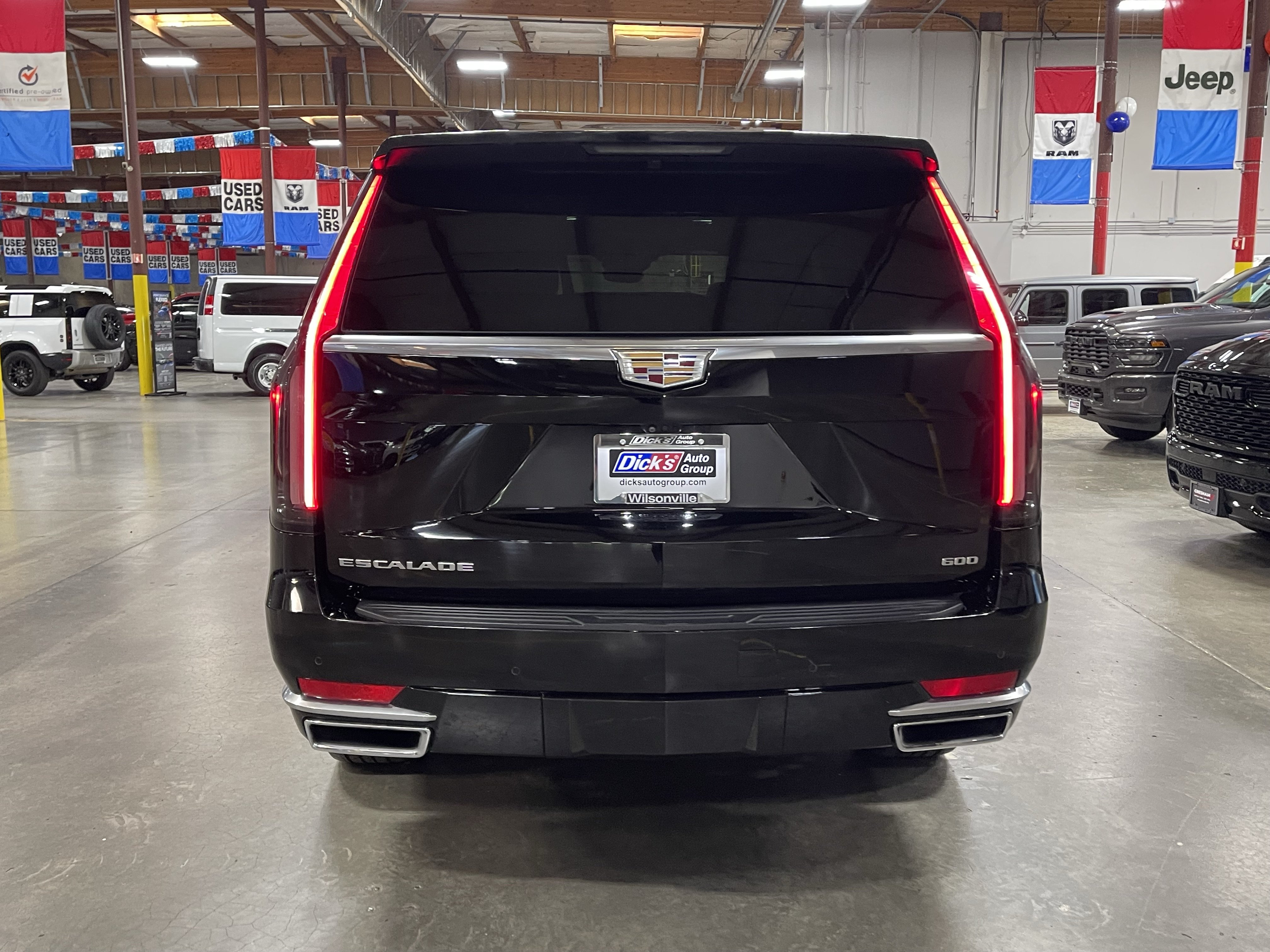 Used 2023 Cadillac Escalade ESV Premium Luxury AWD/4WD image 4