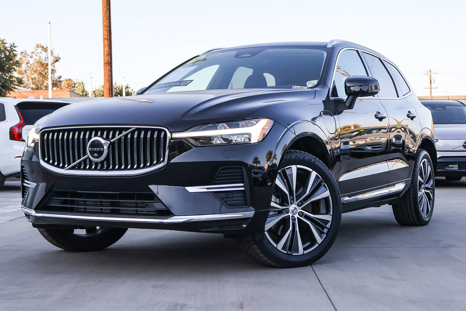 Used 2022 Volvo XC60 T8 Inscription Expression w/ Advanced Package AWD/4WD image 1