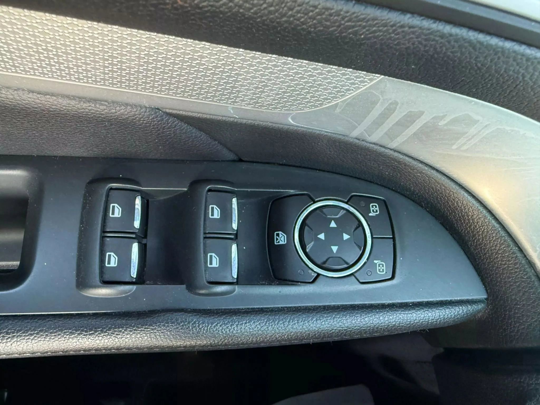 Used 2017 Ford Explorer XLT AWD/4WD image 26