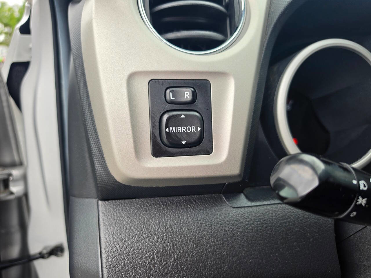 Used 2009 Pontiac Vibe w/ Preferred Package FWD image 46