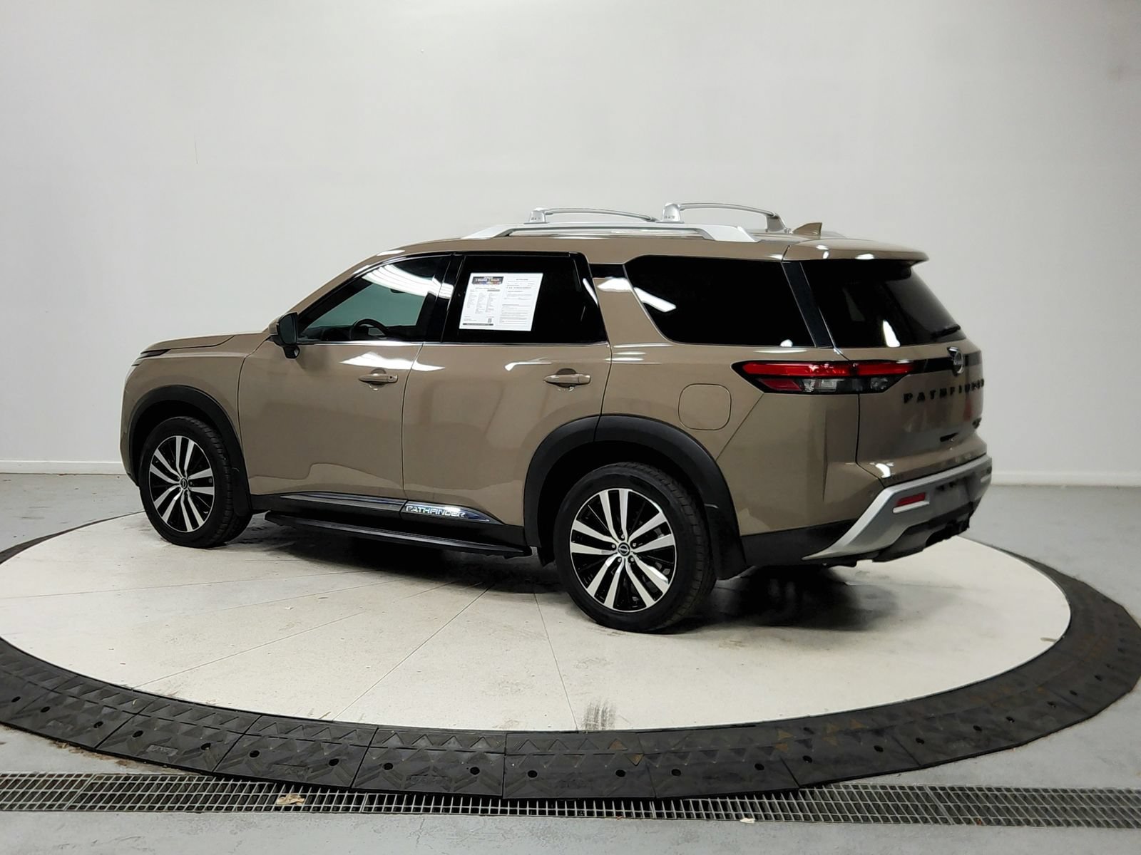 Used 2023 Nissan Pathfinder Platinum w/ Cargo Package AWD/4WD image 6