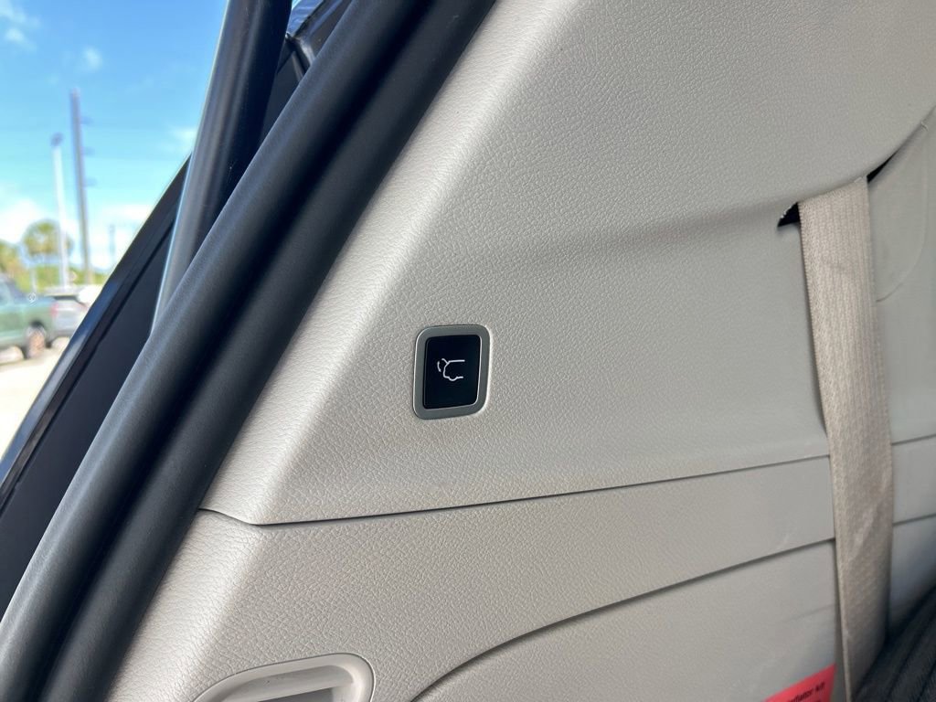 Used 2022 Chrysler Voyager LX FWD image 47