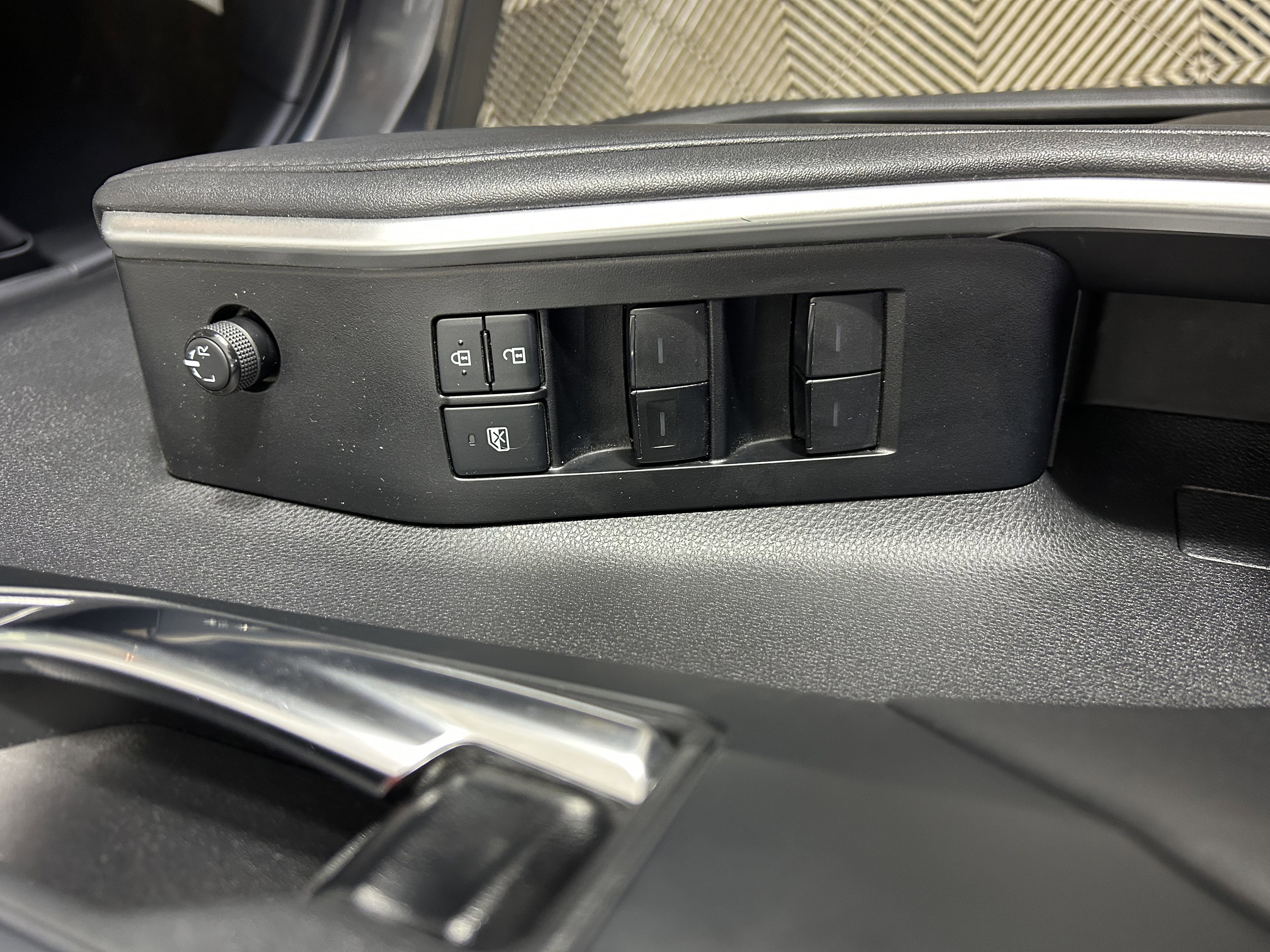 Used 2021 Toyota Highlander XLE image 21