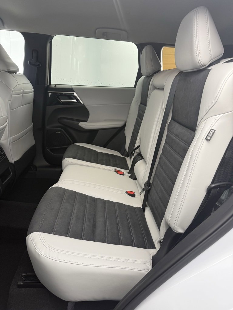 New 2025 Mitsubishi Outlander SE image 27