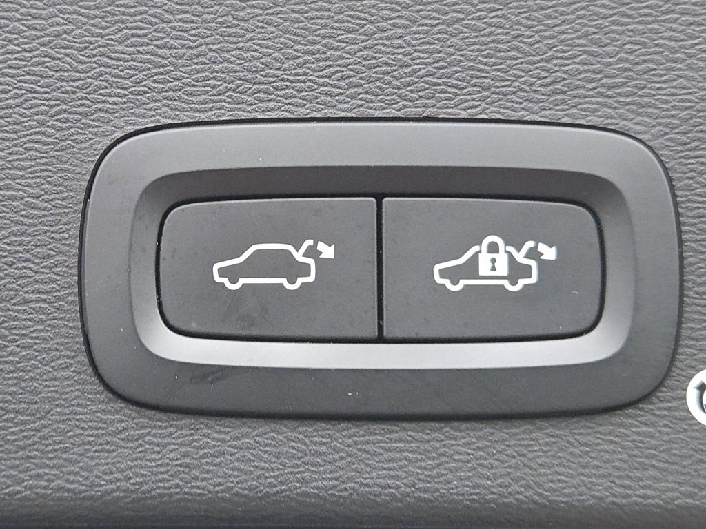 Used 2019 Volvo XC40 T5 R-Design image 34