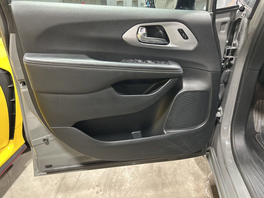 Used 2025 Chrysler Pacifica Limited image 11