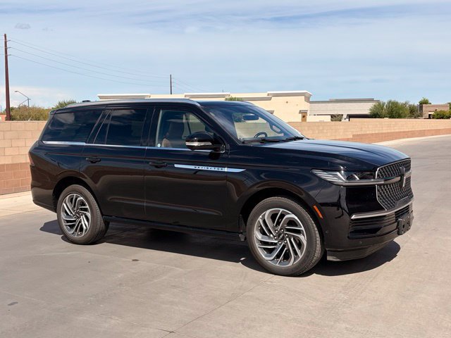 Used 2025 Lincoln Navigator Reserve AWD/4WD image 4