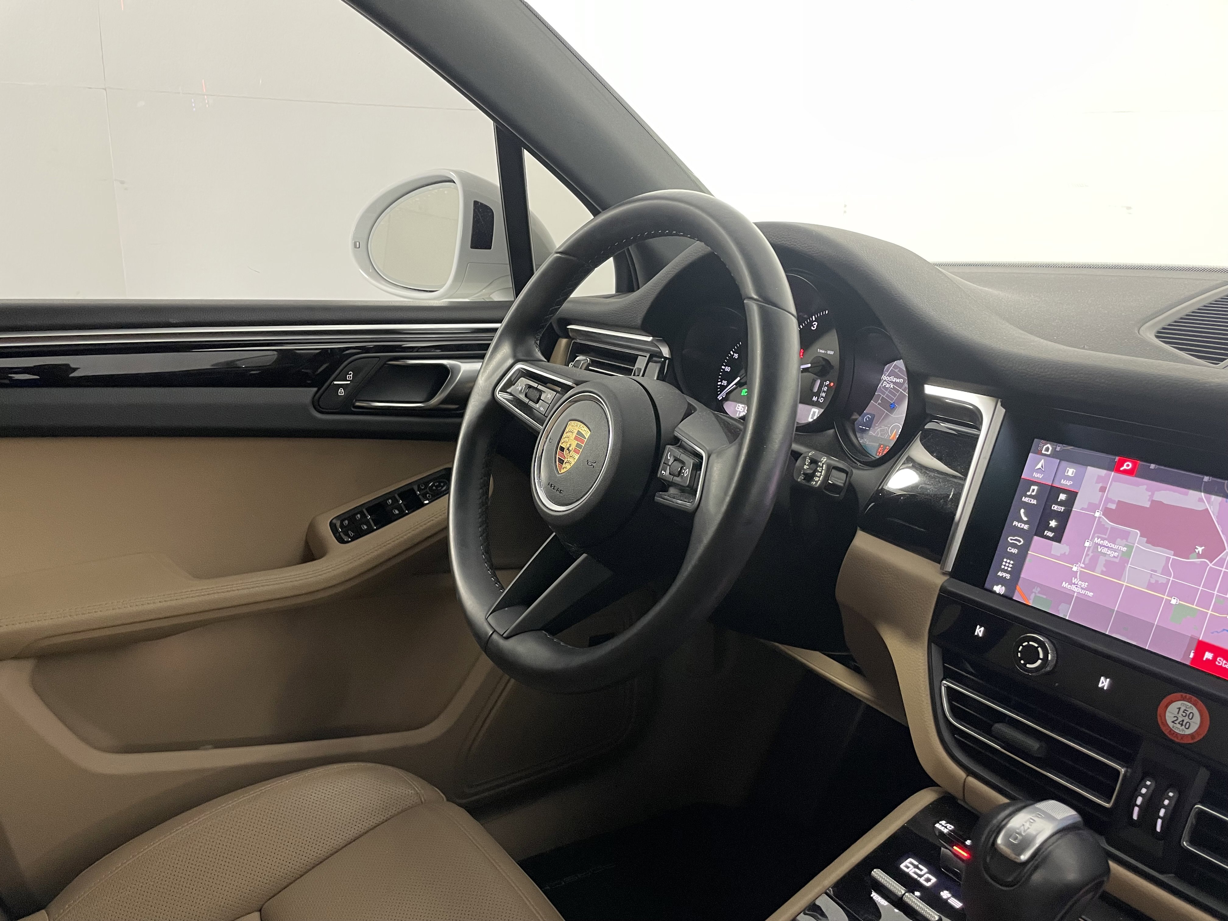 Certified 2023 Porsche Macan image 12
