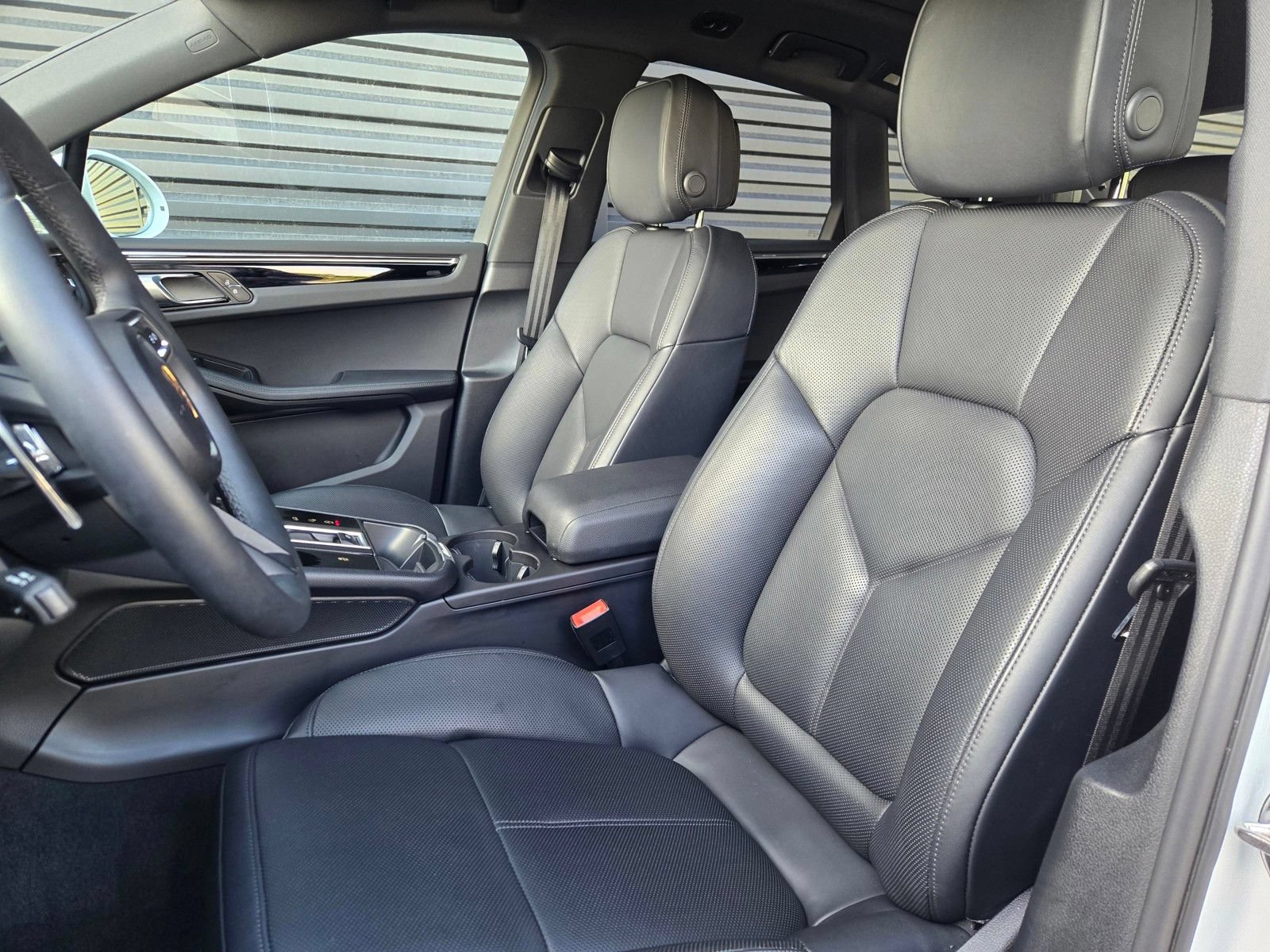Certified 2025 Porsche Macan w/ Premium Package Plus AWD/4WD image 5