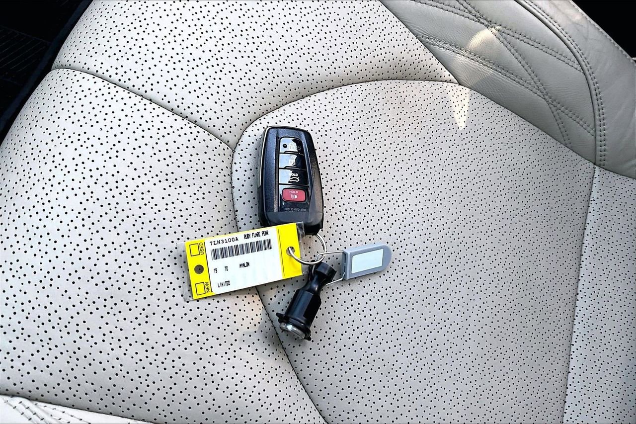 Used 2019 Toyota Avalon Limited w/ Advanced Safety Package FWD image 33