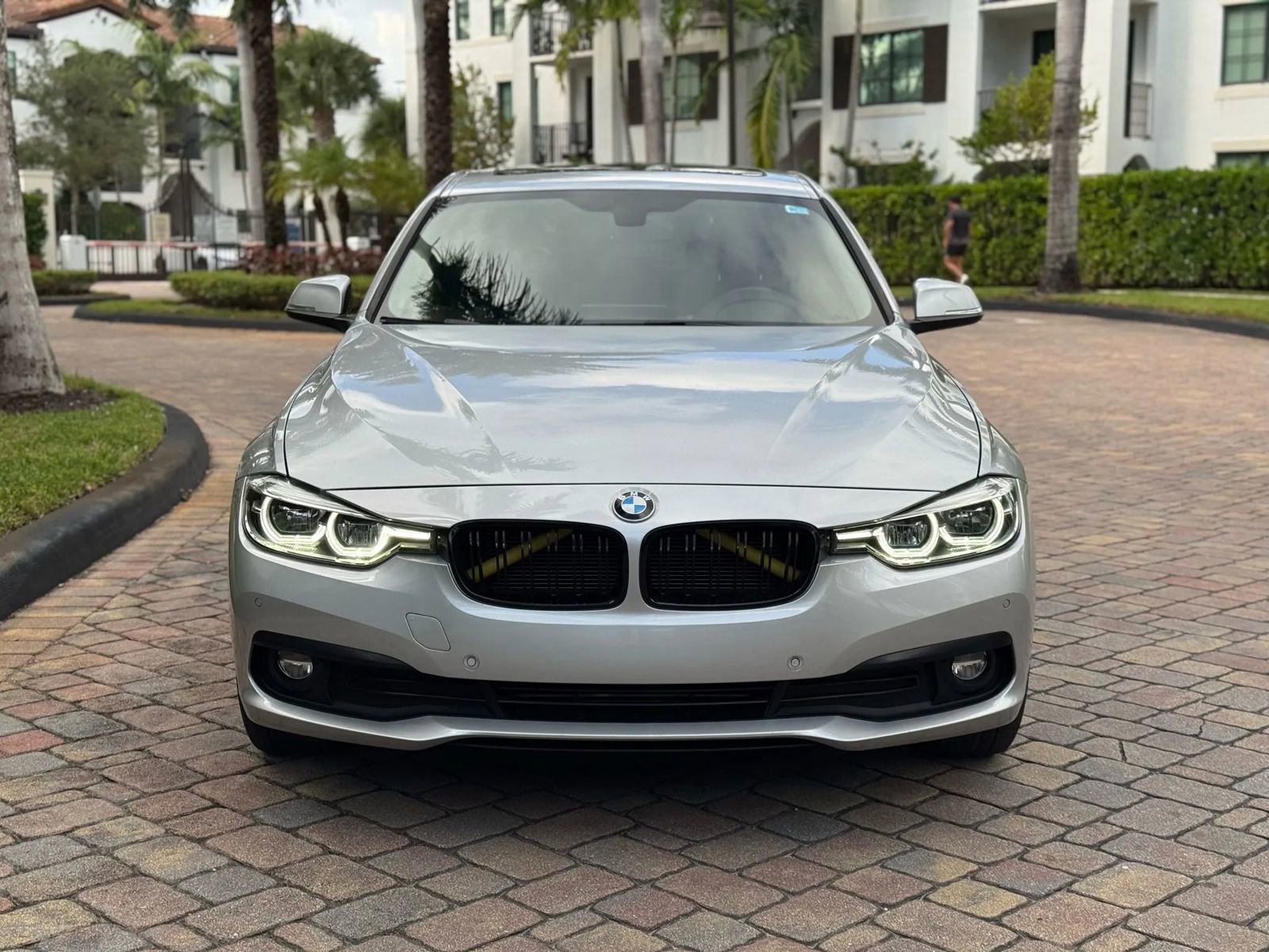 Used 2018 BMW 320i xDrive Sedan image 2