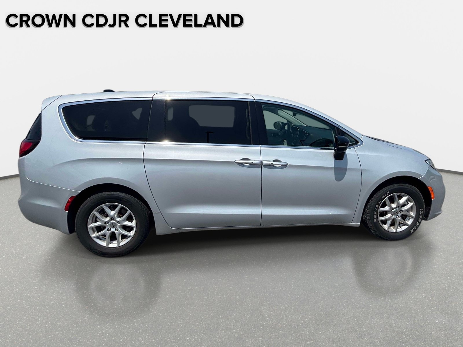 Used 2024 Chrysler Pacifica Touring-L FWD image 7