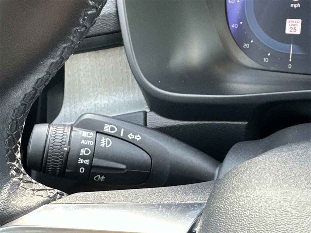 Used 2025 Volvo XC40 B5 Plus image 26