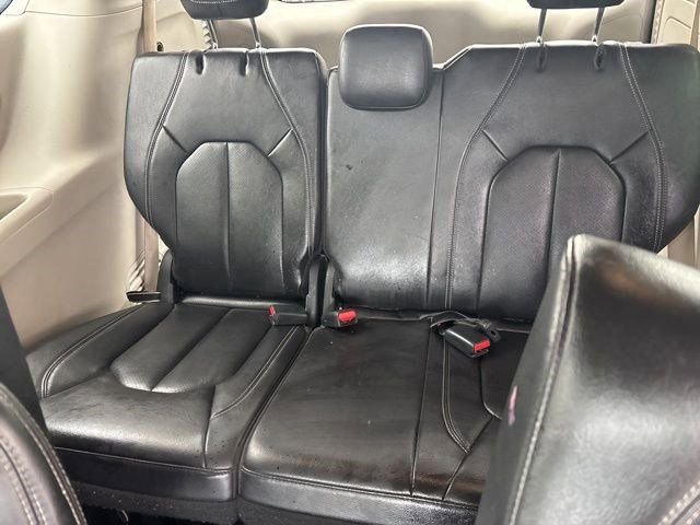 Used 2022 Chrysler Pacifica Touring-L w/ Uconnect Theater Family Group image 34