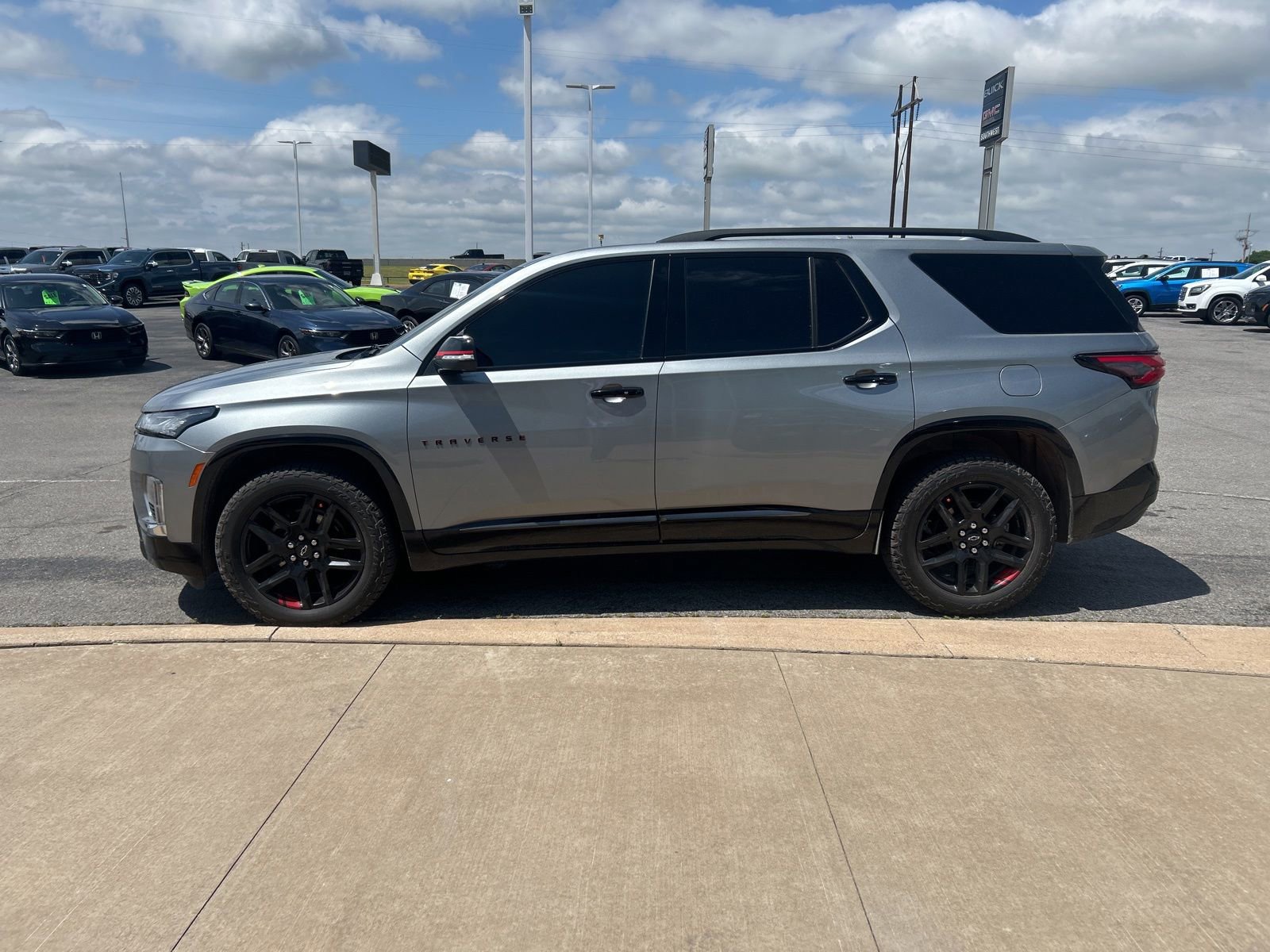 Used 2023 Chevrolet Traverse Premier w/ Redline Edition FWD image 8