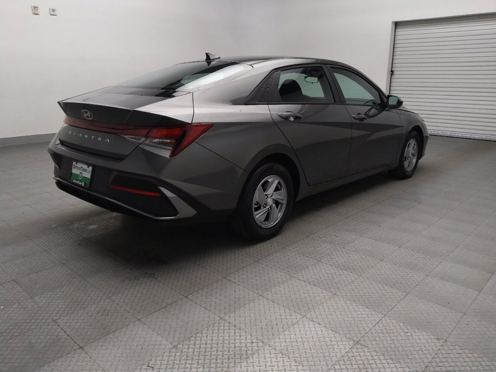 Used 2025 Hyundai Elantra SE image 9