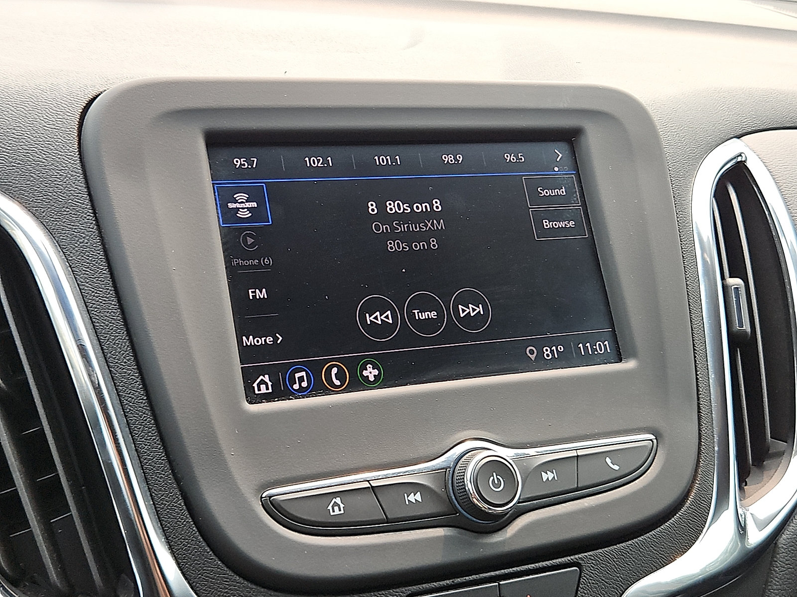 Used 2024 Chevrolet Equinox LT FWD image 16