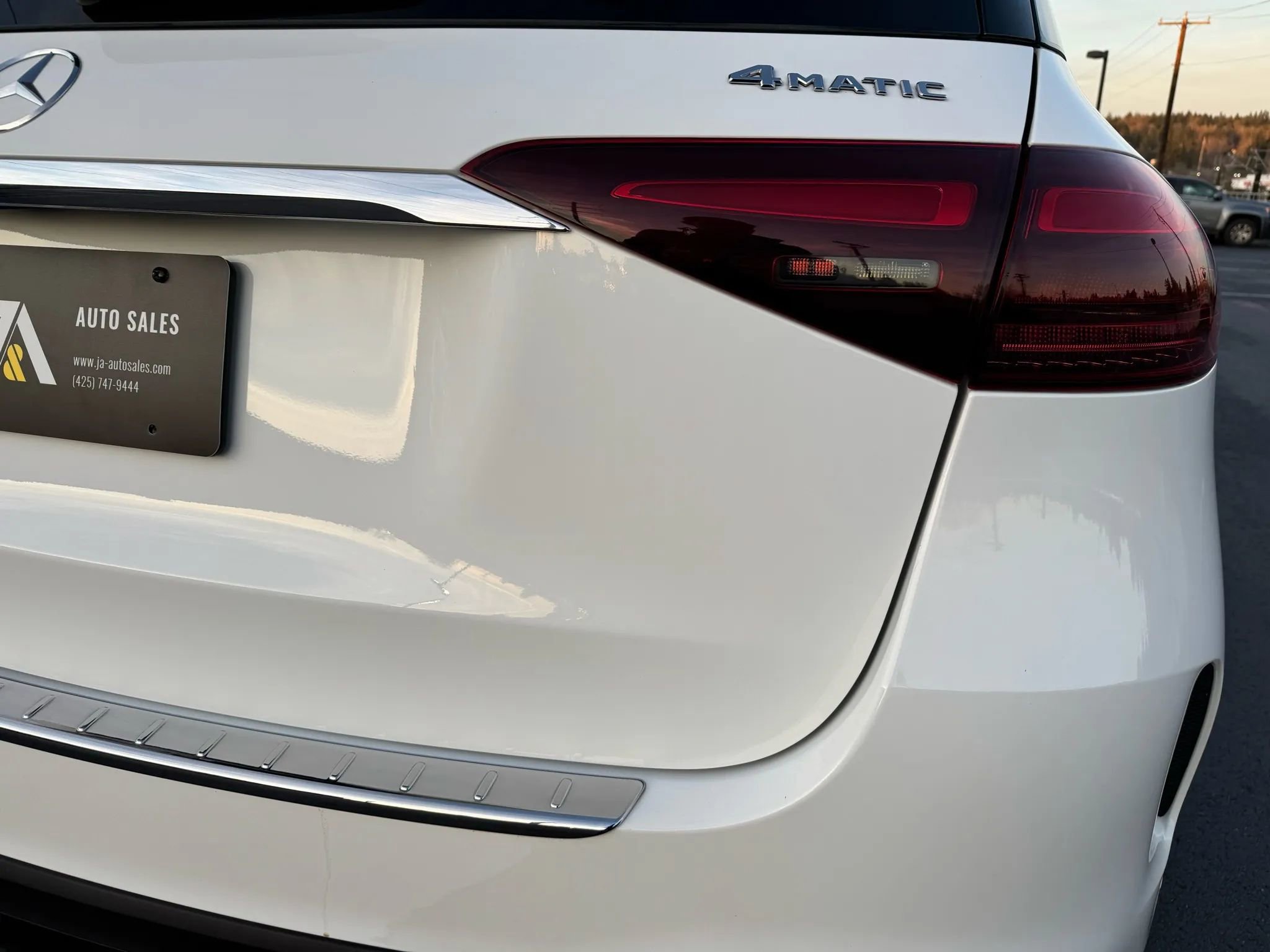 Used 2025 Mercedes-Benz GLE 450e 4MATIC w/ AMG Line Exterior image 18