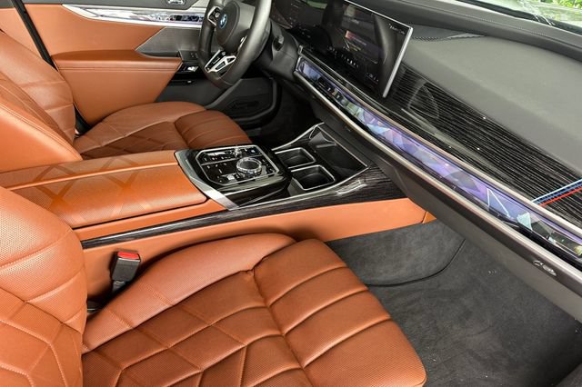 Used 2025 BMW i7 xDrive60 w/ Executive Package AWD/4WD image 18
