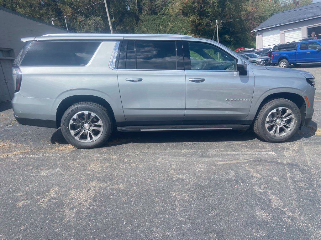 Used 2025 Chevrolet Suburban LT w/ Comfort Package AWD/4WD image 6