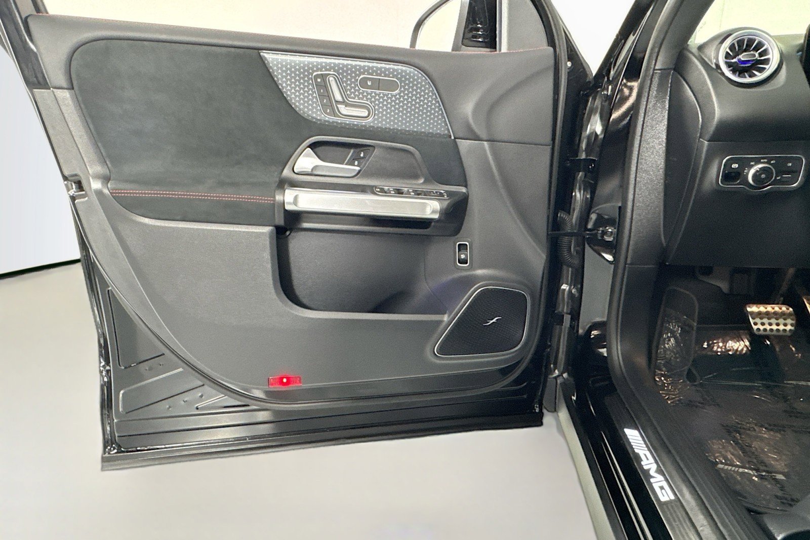 Certified 2025 Mercedes-Benz GLB 35 AMG 4MATIC image 22