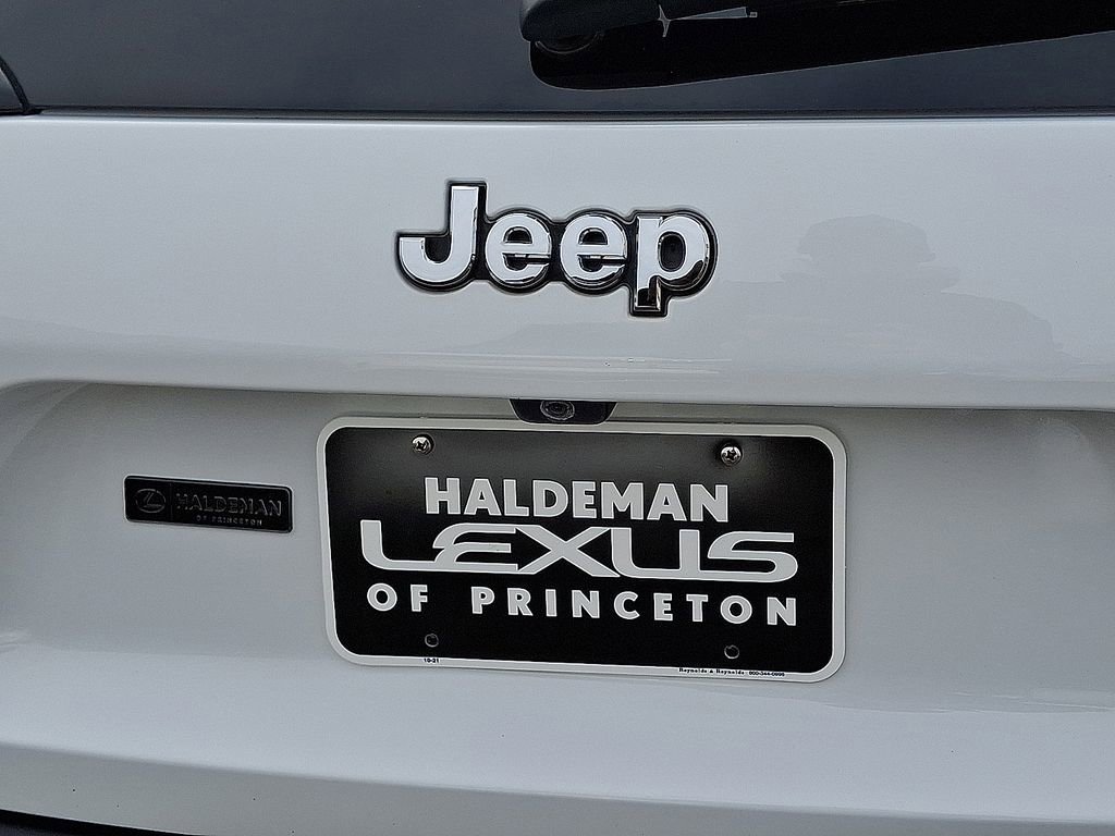 Used 2019 Jeep Cherokee Limited image 24