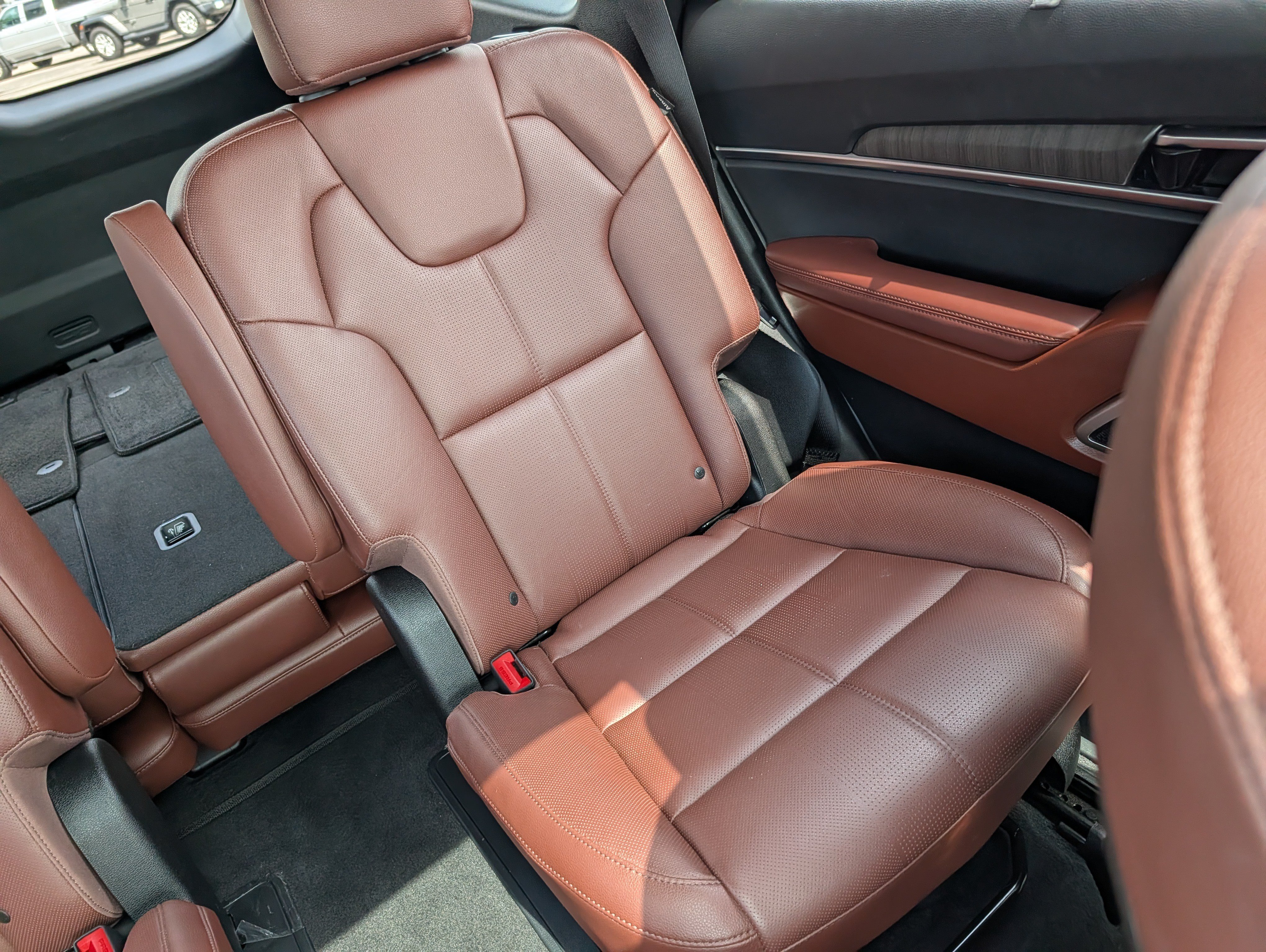 Certified 2024 Kia Telluride EX w/ EX Captain's Chair Package AWD/4WD image 14