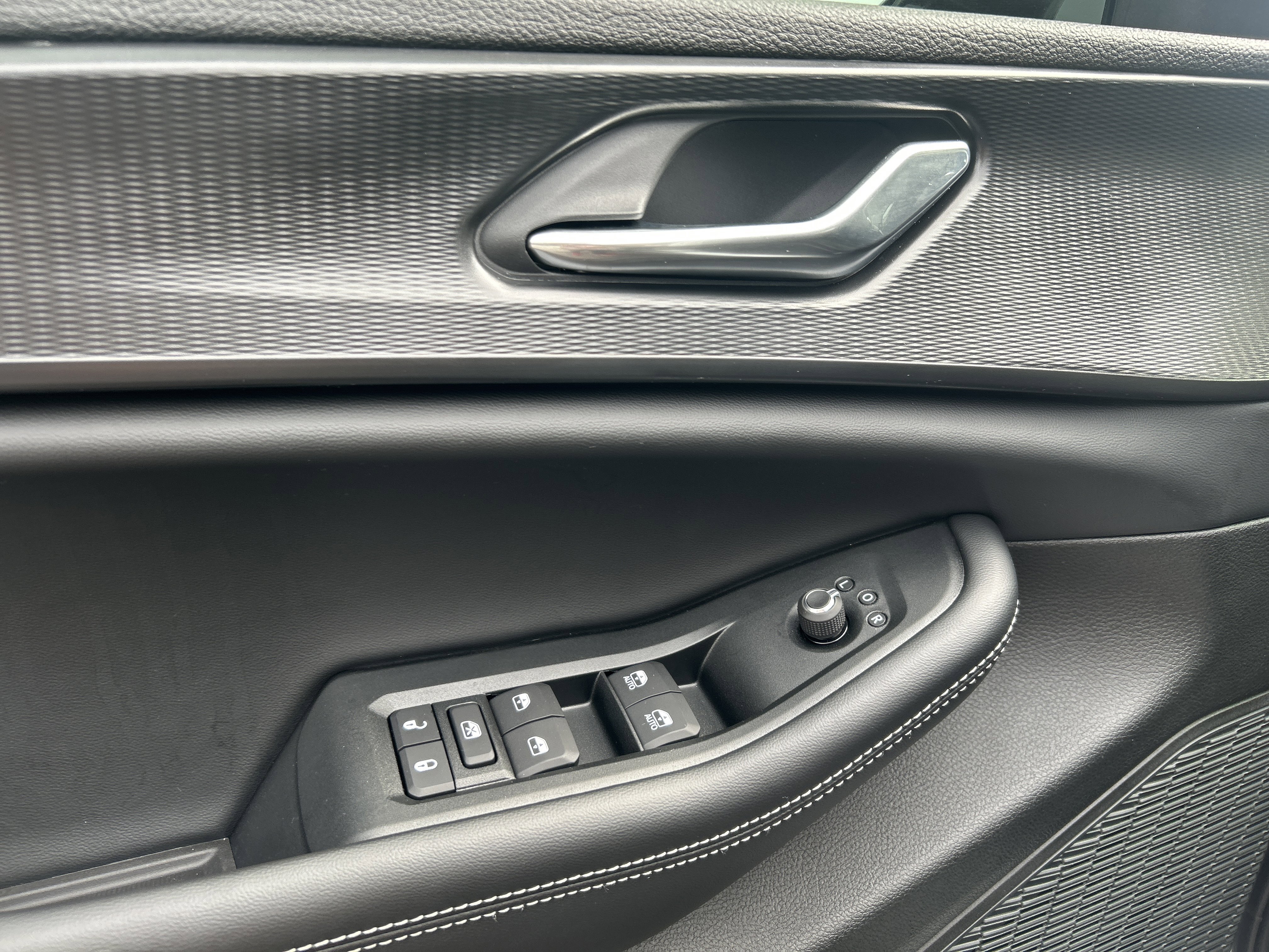 New 2025 Jeep Grand Cherokee Altitude image 13