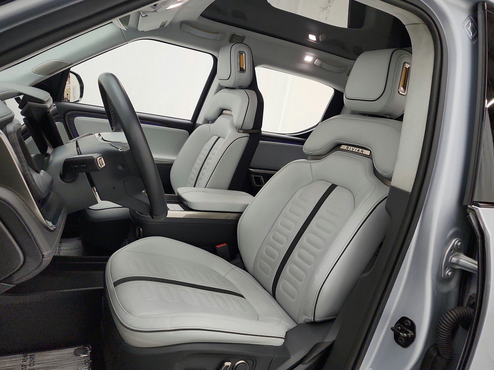 Used 2023 Rivian R1T Adventure image 10