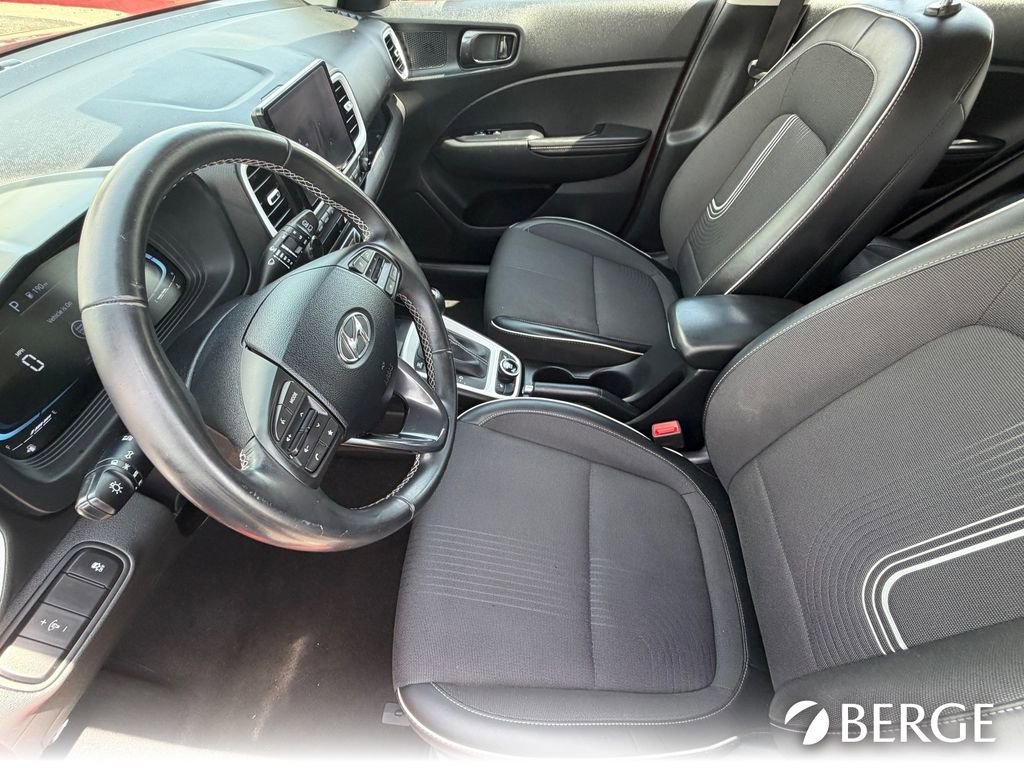 Used 2024 Hyundai Venue Limited image 17