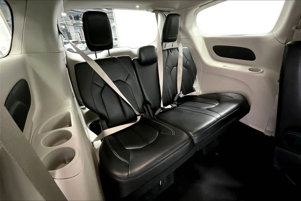 Used 2023 Chrysler Pacifica Touring-L FWD image 36