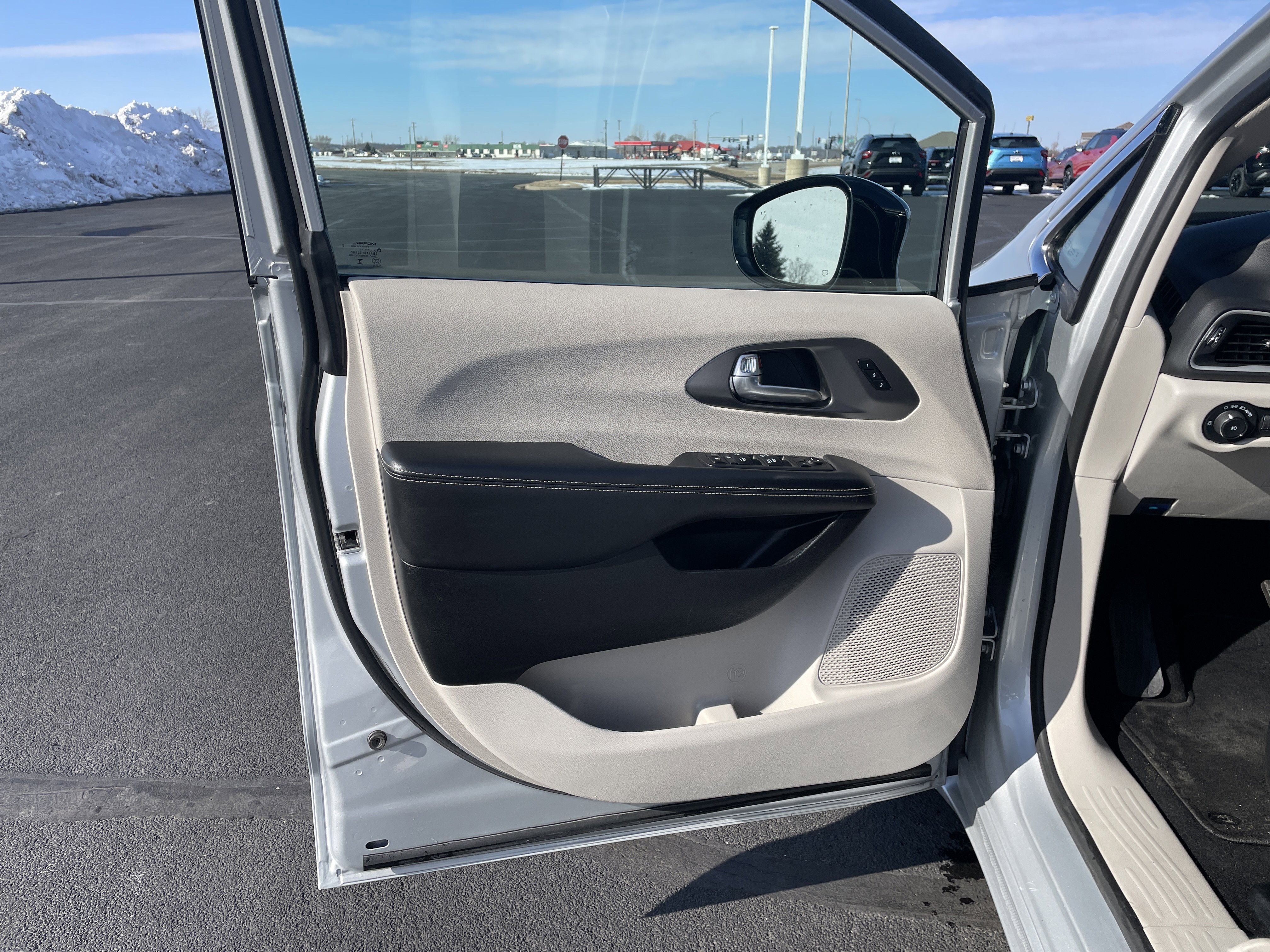 Used 2024 Chrysler Pacifica Touring-L image 19