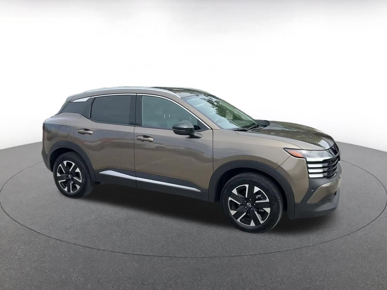 Used 2026 Nissan Kicks SR AWD/4WD image 2