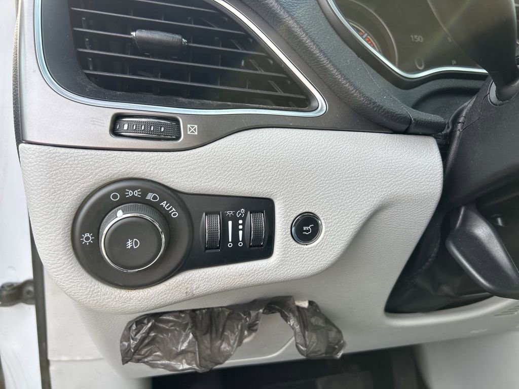 Used 2021 Jeep Cherokee Latitude Lux w/ Comfort/Convenience Group image 19