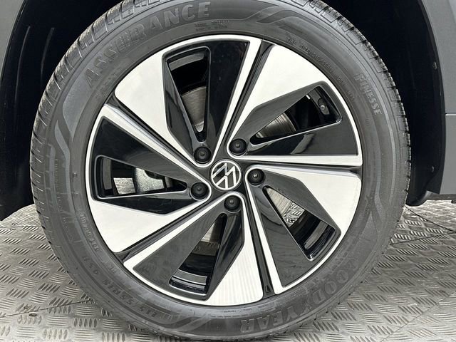 Certified 2025 Volkswagen Taos SE image 11