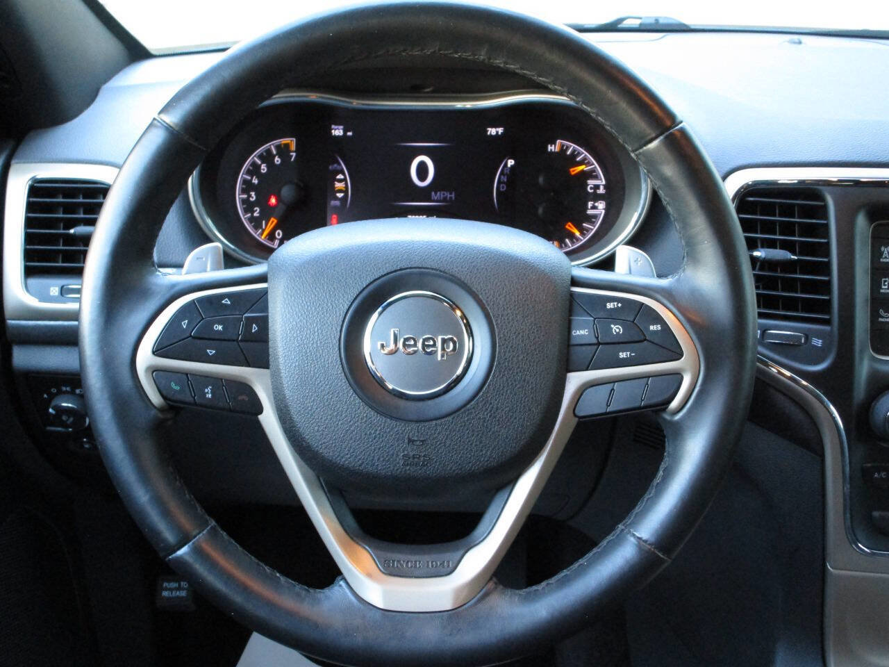Used 2017 Jeep Grand Cherokee Laredo RWD image 14