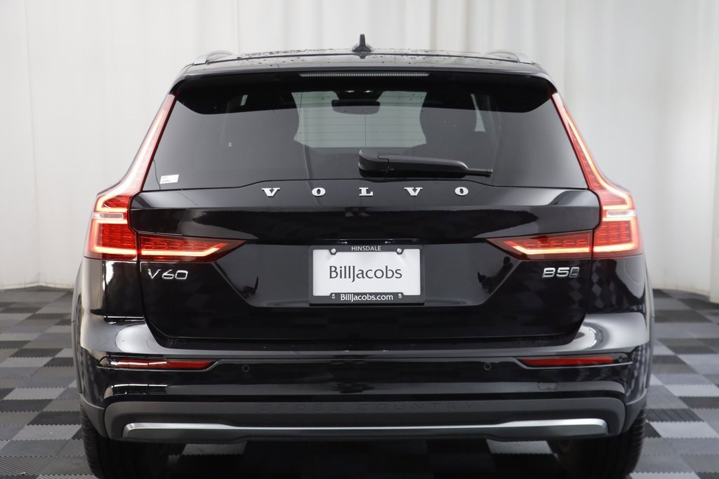 Used 2025 Volvo V60 B5 Cross Country Plus image 15