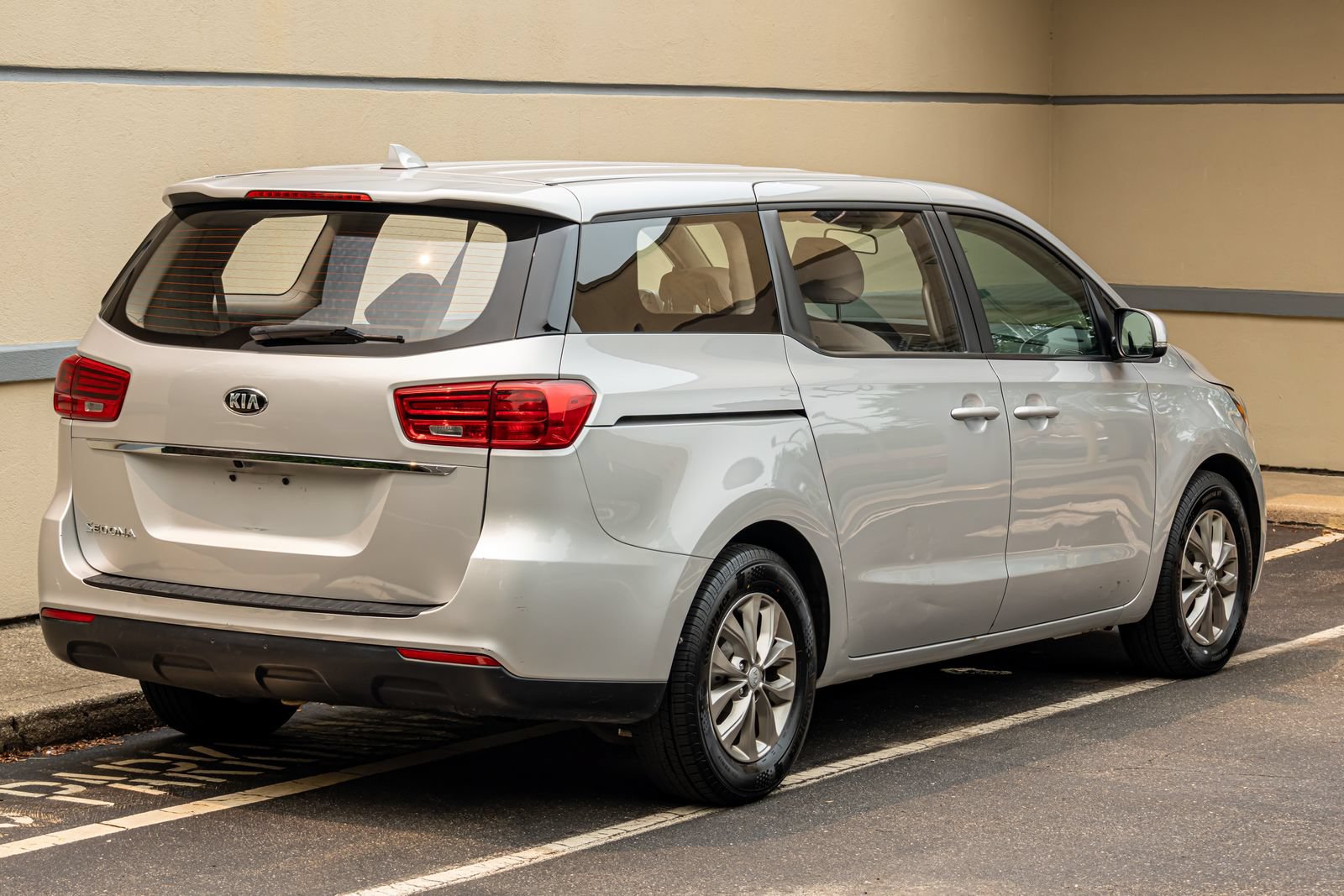 Used 2019 Kia Sedona L FWD image 13